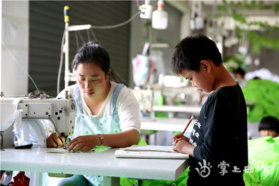 富源有個可以帶孩子上班的“扶貧工廠” 床上用品